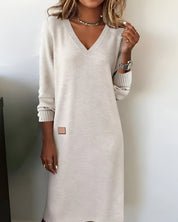 Aurélie – Robe en maille décontractée avec col en V et détails côtelés