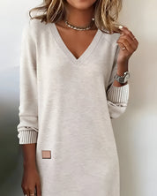 Aurélie – Robe en maille décontractée avec col en V et détails côtelés