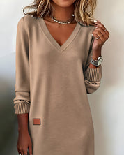 Aurélie – Robe en maille décontractée avec col en V et détails côtelés